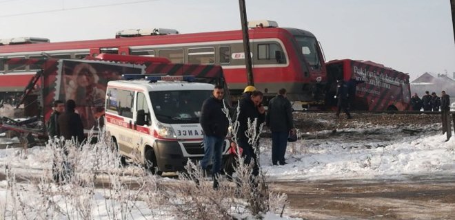 В Сербии поезд протаранил автобус: десятки пострадавших - фото - Фото