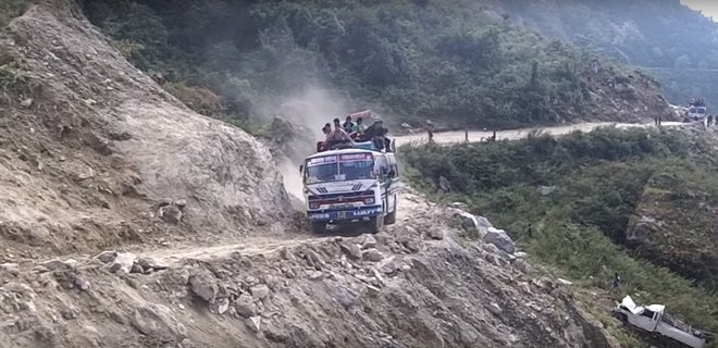 В Непале пассажирский автобус упал с 700-метрового обрыва - Фото