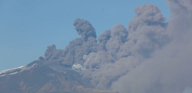 В Италии из вулкана Этна пошли клубы дыма: фото - Фото