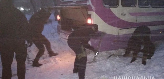 Между Черкасской и Полтавской областями застряли 200 машин: видео - Фото