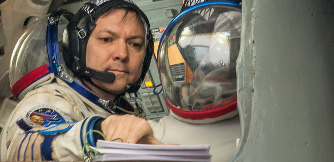 Российский космонавт остался в космосе без конфет на Новый год - Фото