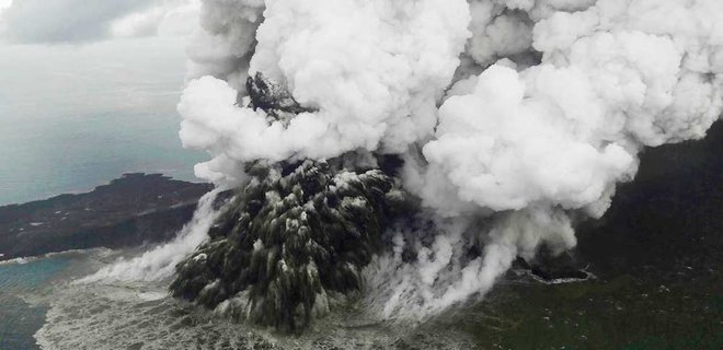 Вулкан в Индонезии после извержения уменьшился в 4 раза - ученые - Фото