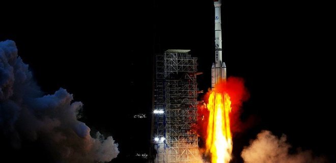 Китайский луноход впервые приземлился на обратной стороне Луны - Фото