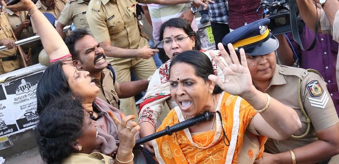 Две женщины посетили храм в Индии: на улицах уже 400 протестующих - Фото