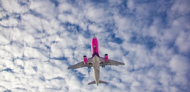 Самолет Wizz Air сделал вынужденную посадку из-за удара молнии - Фото