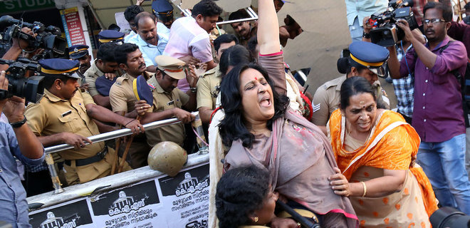 В Индии третья женщина вошла в храм, протесты не утихают - Фото