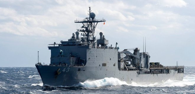 В Черное море идет десантный корабль морской пехоты США - Фото