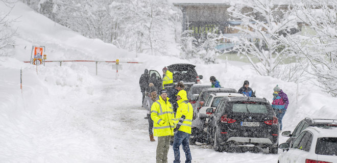 Жертвами снегопада и лавин в Альпах стали семь человек - Фото