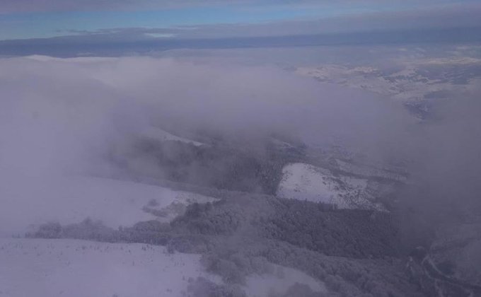 В Карпатах потерявшегося лыжника ищут вертолетом: фото