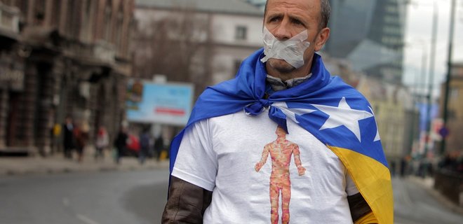 В Боснии мужчина вывел на протесты 40 тыс человек - Фото