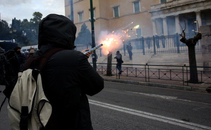 В Греции учителя начальных классов подрались с полицией - фото