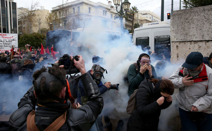В Греции учителя начальных классов подрались с полицией - фото