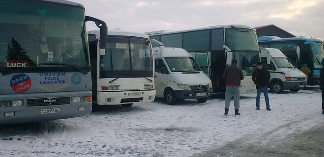 На Волыни людей на встречу с Порошенко свозили автобусами - Опора - Фото