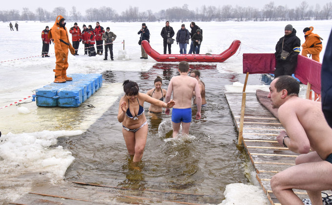 Крещение: освящение воды и купание. Как это было в Киеве - фото