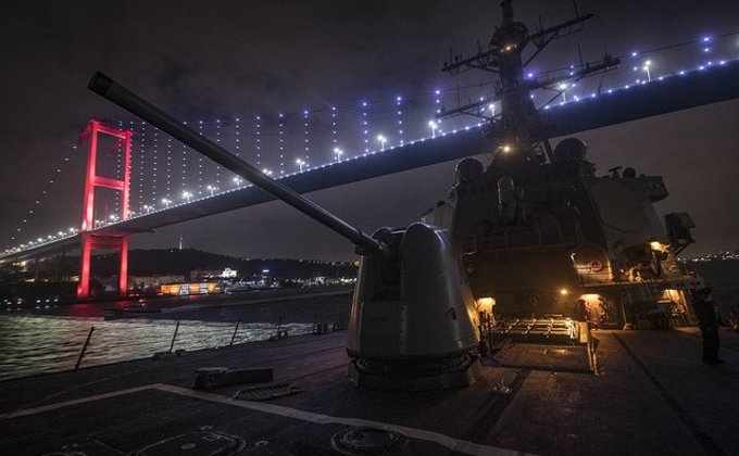 Второй эсминец ВМС США вошел в Черное море: фото