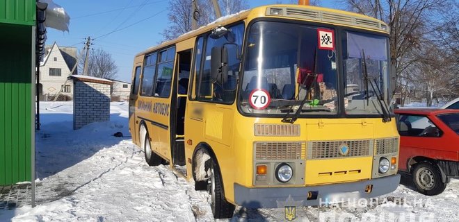 12 детей попали в больницу после поездки в школьном автобусе - Фото