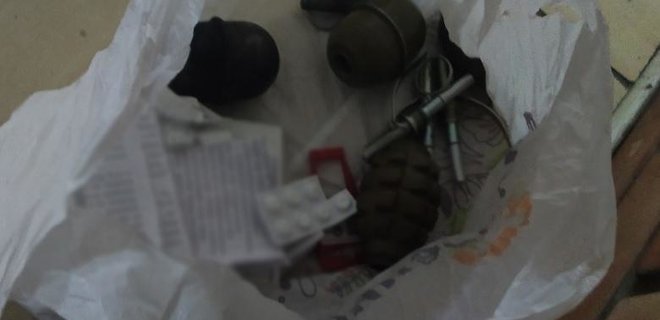 В Киеве пьяный мужчина хотел продать пакет боевых гранат: фото - Фото