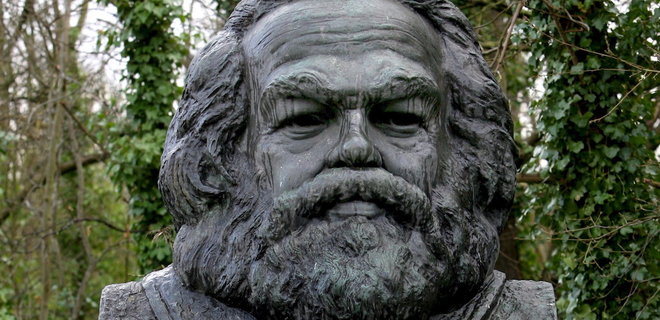В Лондоне осквернили могилу Карла Маркса - фото - Фото