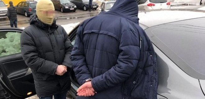 СБУ: На взятке в 10 000 долл разоблачен чиновник Госгеокадастра - Фото