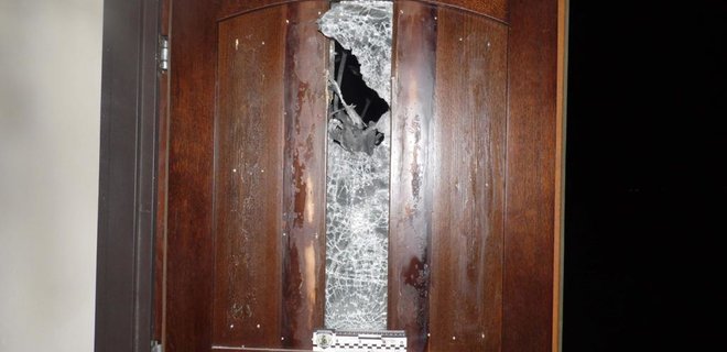 В Ровно произошел взрыв: под двери дома бросили гранату - фото - Фото