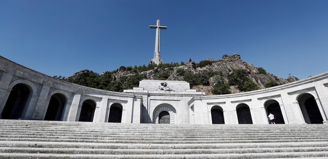 В Испании тело диктатора Франко уберут с территории мемориала - Фото