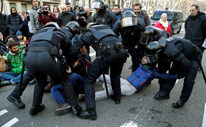 В Каталонии снова протесты: блокируют трассы и ж/д пути - фото