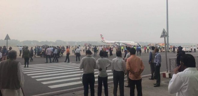 В Бангладеш пытались захватить Boeing 737 со 140 пассажирами - Фото