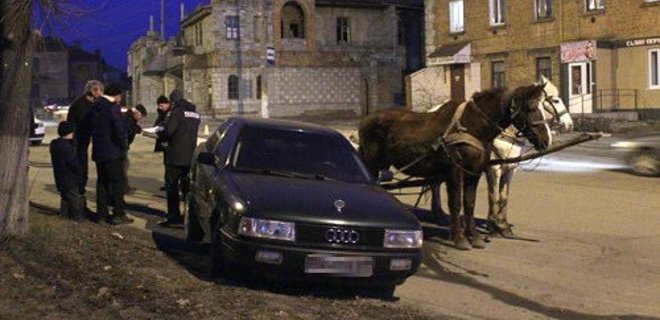 Житель Шепетовки украл лошадей и врезался на них в машину - Фото