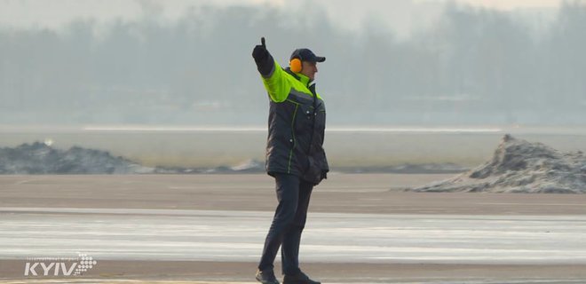 Из аэропорта Киев эвакуировали пассажиров, ищут бомбу: фото - Фото