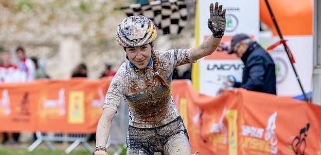 По уши в грязи: украинка выиграла велогонку на Кипре - фото - Фото