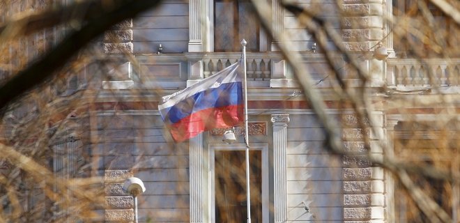 Сенат Чехии призвал выслать из страны всех российских дипломатов. Кроме одного - Фото