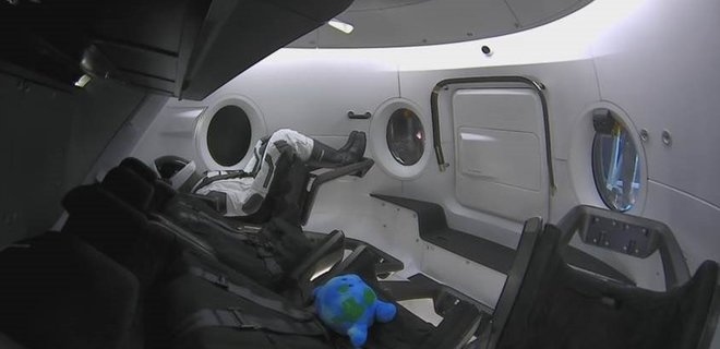 У астронавтов на орбите появился плюшевый член экипажа: фото - Фото
