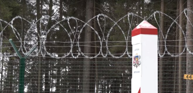 Латвия достроила 93-километровый забор на границе с РФ - Фото