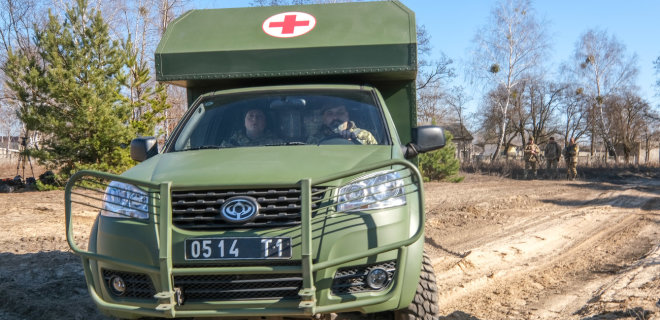На Донбассе боевики обстреляли санитарные авто ВСУ: ранен боец, он в тяжелом состоянии - Фото