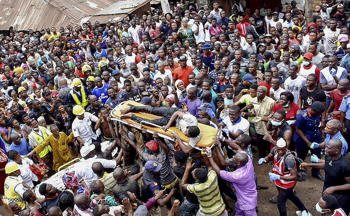 Обвал школы в Нигерии: число жертв возросло до 20 человек - фото