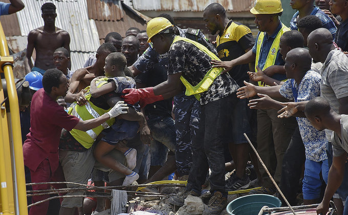 Обвал школы в Нигерии: число жертв возросло до 20 человек - фото