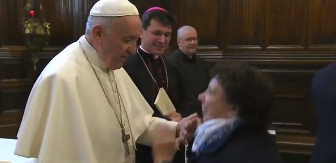 Франциск объяснил, почему не позволил верующим целовать свою руку - Фото