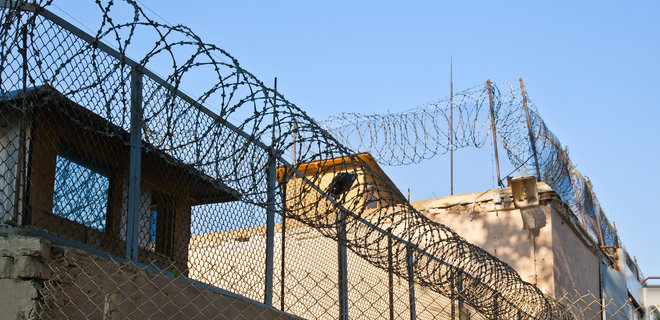 В США заключенные спасли охранника, которому стало плохо на рабочем месте  - Фото