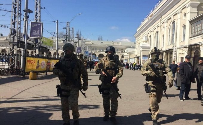 Спецназ СБУ начал патрулировать улицы и вокзалы: фото