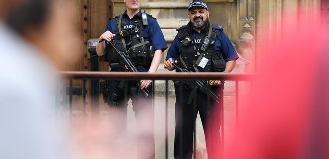 В Лондоне мужчина напал с ножом на прохожих: четверо раненых - Фото