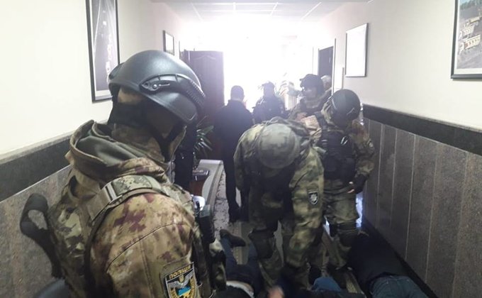 В Одесский облавтодор ворвались "титушки": видео задержания