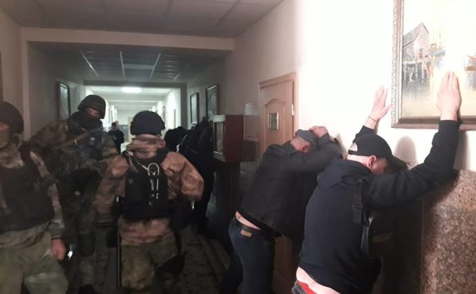 В Одесский облавтодор ворвались "титушки": видео задержания