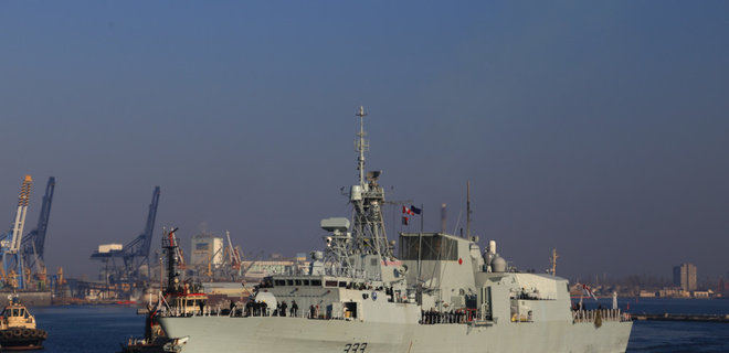 В порт Одессы вошли фрегаты НАТО в сопровождении дельфинов: фото - Фото