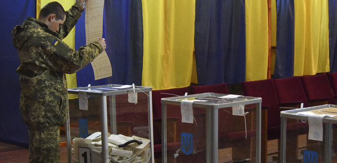 42% украинцев позитивно относятся к опросу Зеленского, против – 22%: опрос Рейтинга - Фото
