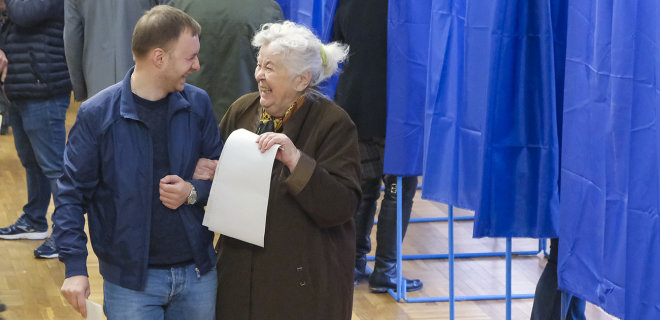 Второй тур выборов. В Украине открылись избирательные участки - Фото