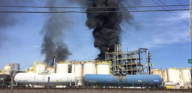 В Техасе горит химический завод, погиб человек - Фото