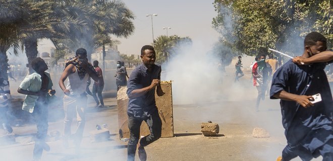 В Судане расстреливают протестующих против президента - Фото
