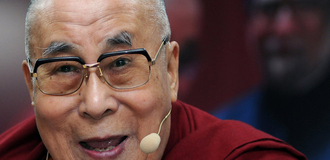 Далай-лама перепросив після появи відео, де він пропонує дитині посмоктати свого язика - Фото