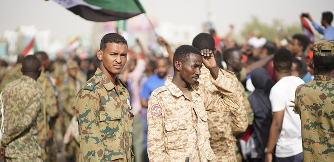 Переворот в Судане: президент арестован, конституцию отменили - Фото
