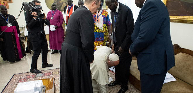 Папа римский стал на колени перед лидерами Южного Судана - Фото